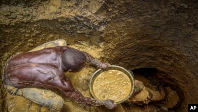 Gold washing activity at a field operation in Mali